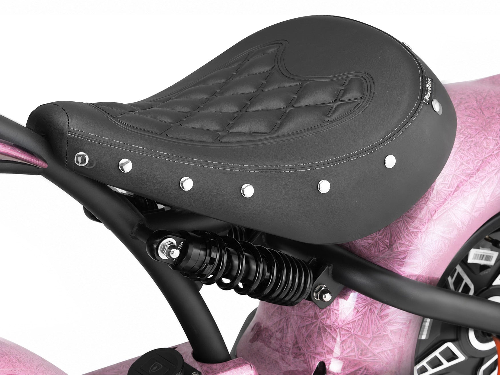 Side view of the spring-mounted seat with rivets on the Eahora M1PS Rebel Rose electric motorcycle